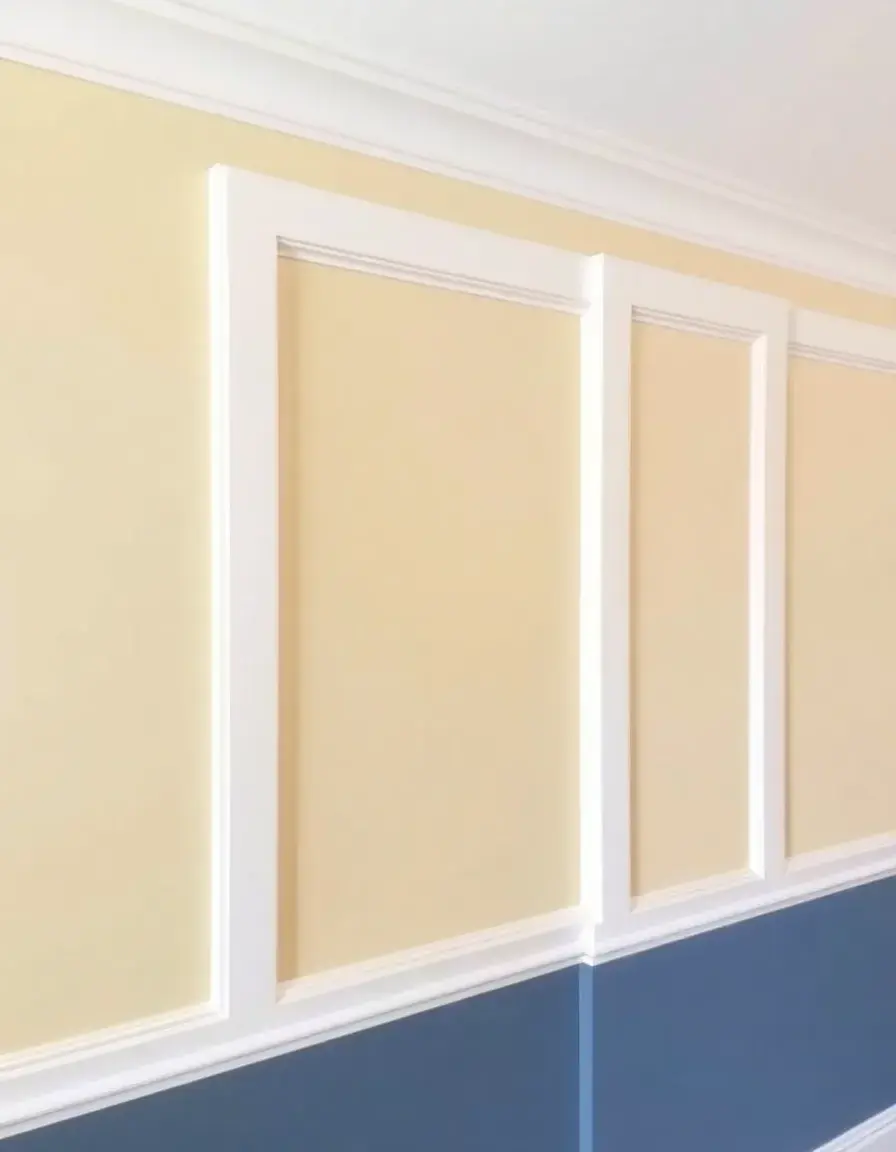Corner trim molding for finishing kitchen panels